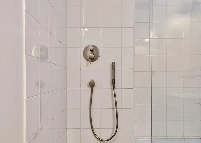 Guesthost - Stylish In The Heart Of *