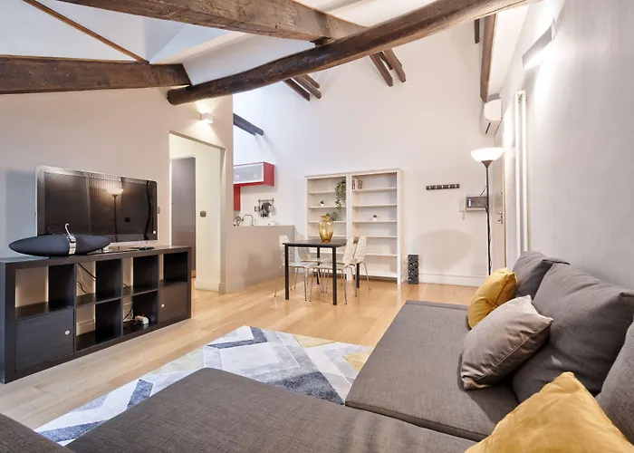 Guesthost - Stylish In The Heart Of